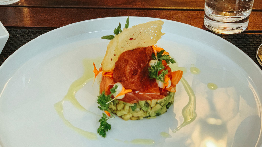Lachstatar auf Avocado / Il Cortile